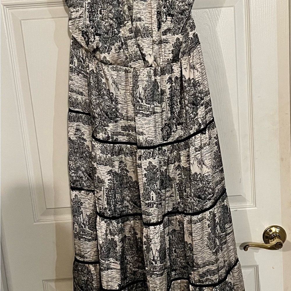 Elegant Black and White Maxi Dress - Picture 2 of 4